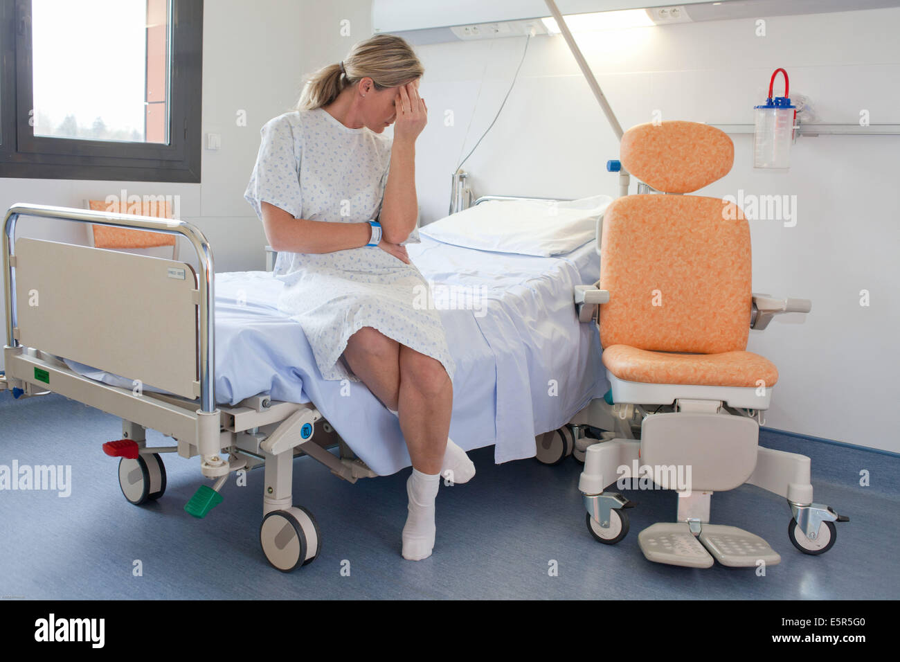 Frau im Krankenhaus. Stockfoto