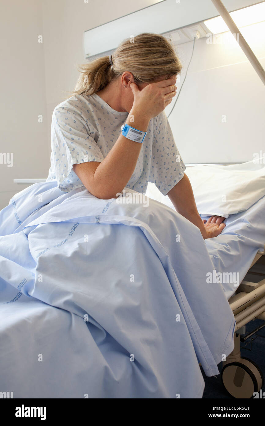 Frau im Krankenhaus. Stockfoto