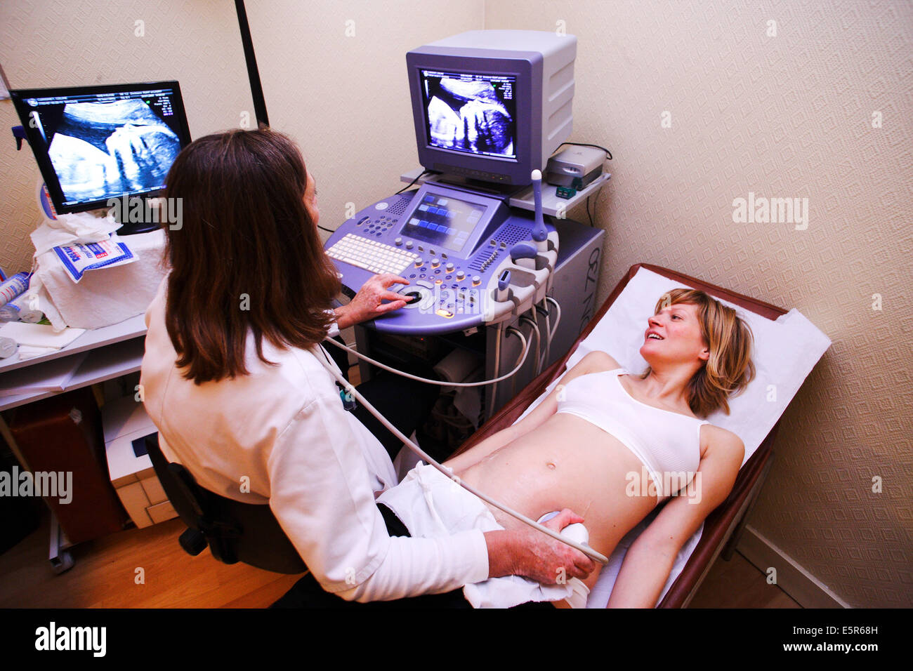 Zweiten Quartal schwangere Frau geburtshilflichen Ultraschalluntersuchung unterziehen. Stockfoto