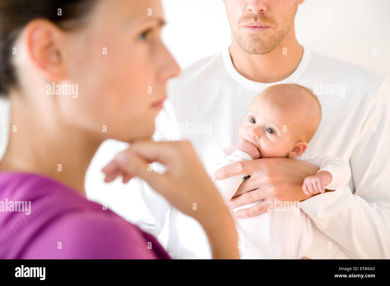 3 Monate altes Baby mit Eltern. Stockfoto