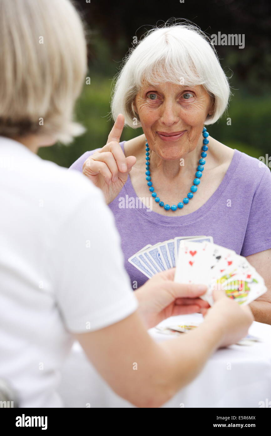 Ältere Frauen Spielkarten. Stockfoto
