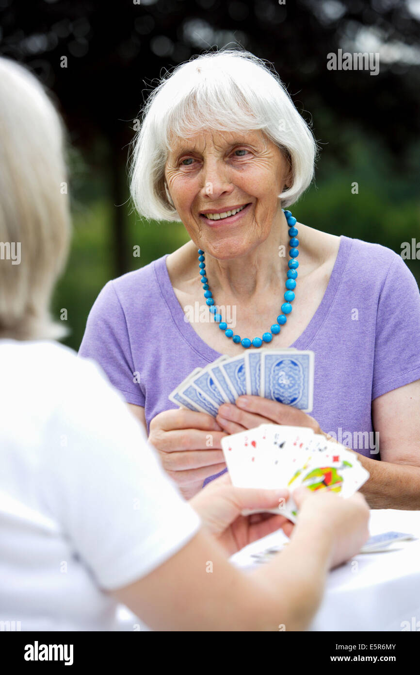 Ältere Frauen Spielkarten. Stockfoto