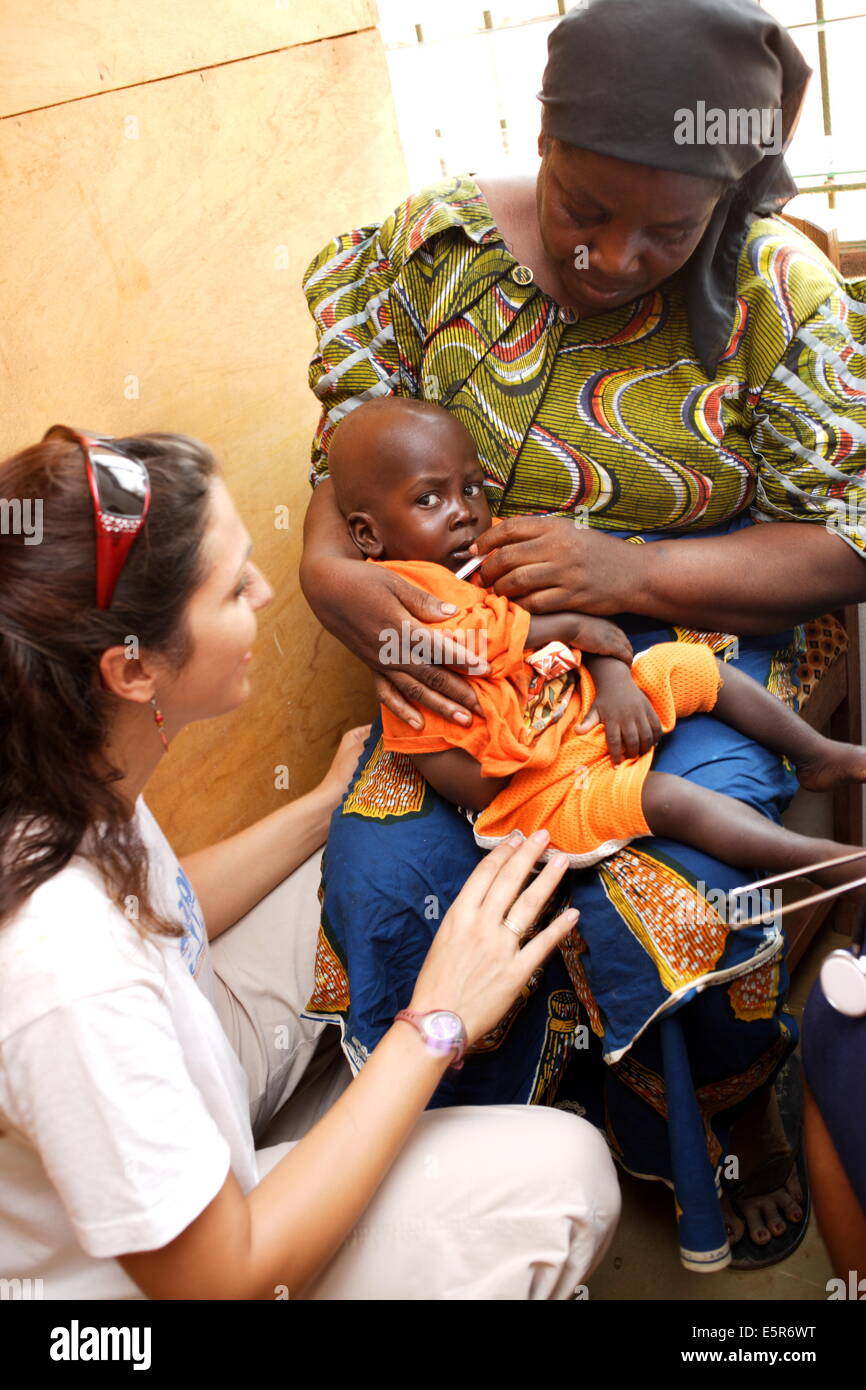 Überprüfen die Temperatur eines Babys, Programm zur ambulanten Behandlung von Mangelernährung durchgeführten Action Contre la Faim Krankenschwester Stockfoto