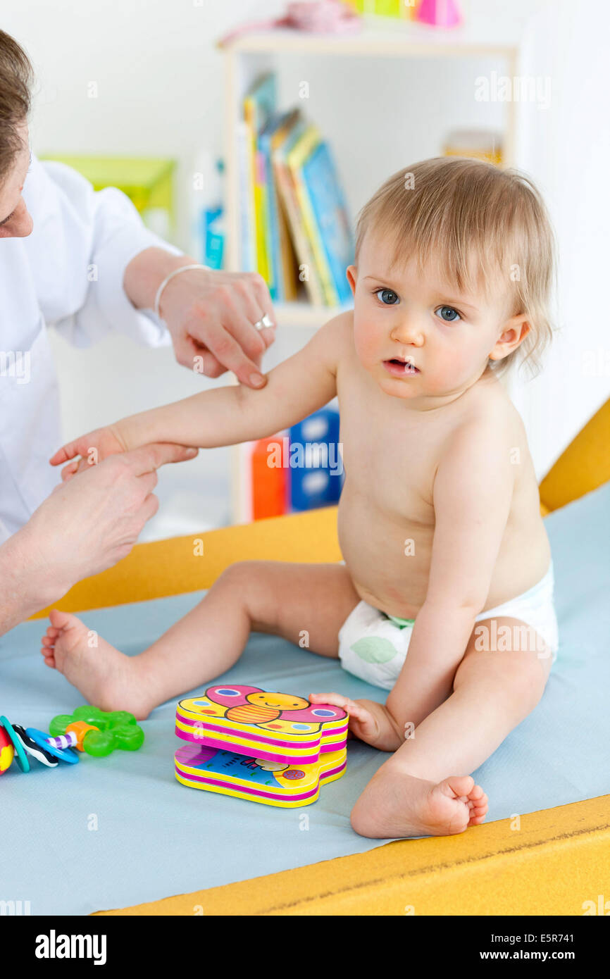 Prufung Der Ein 14 Monate Altes Babymadchen Haut Stockfotografie Alamy