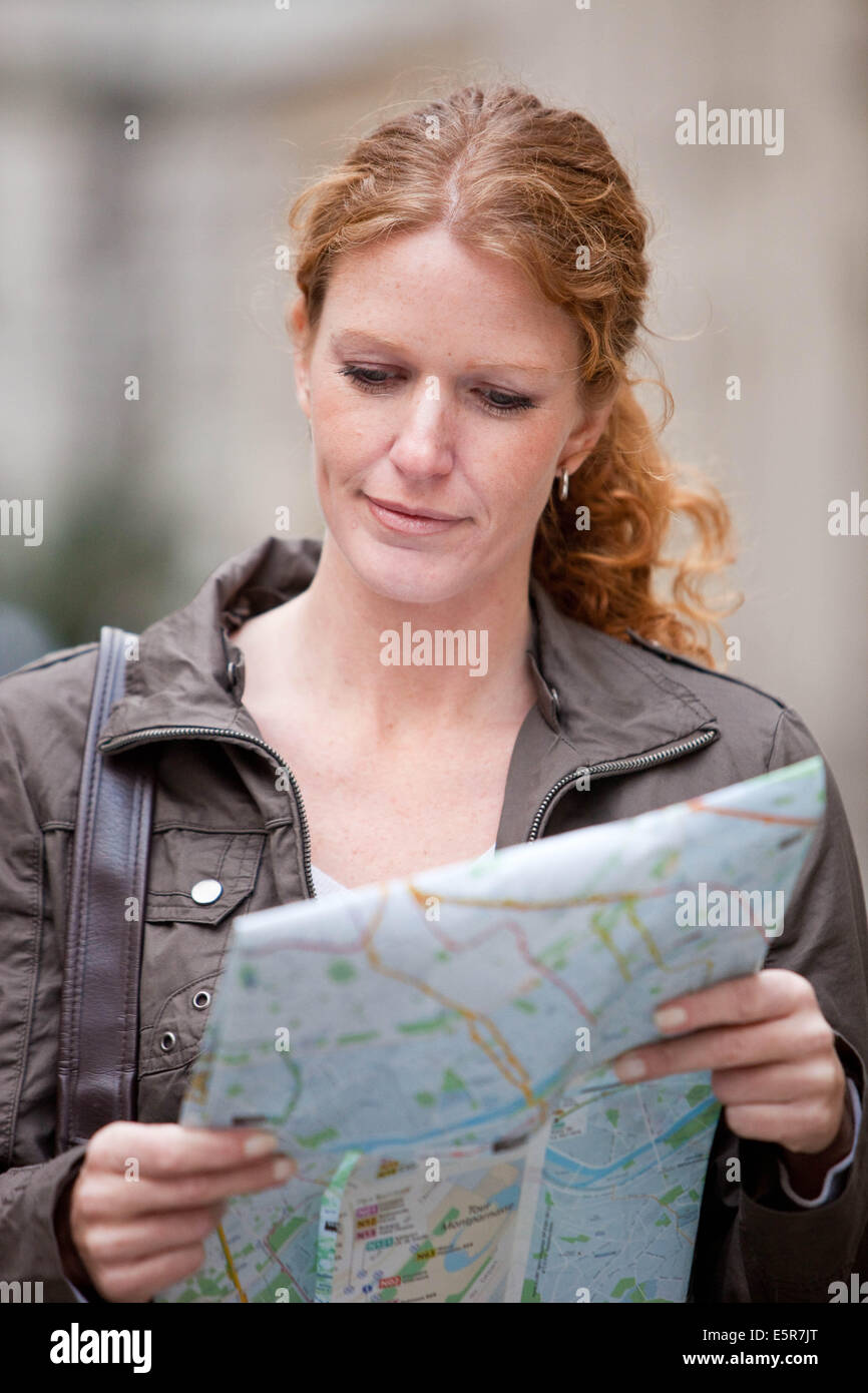 Frau mit Stadtplan. Stockfoto