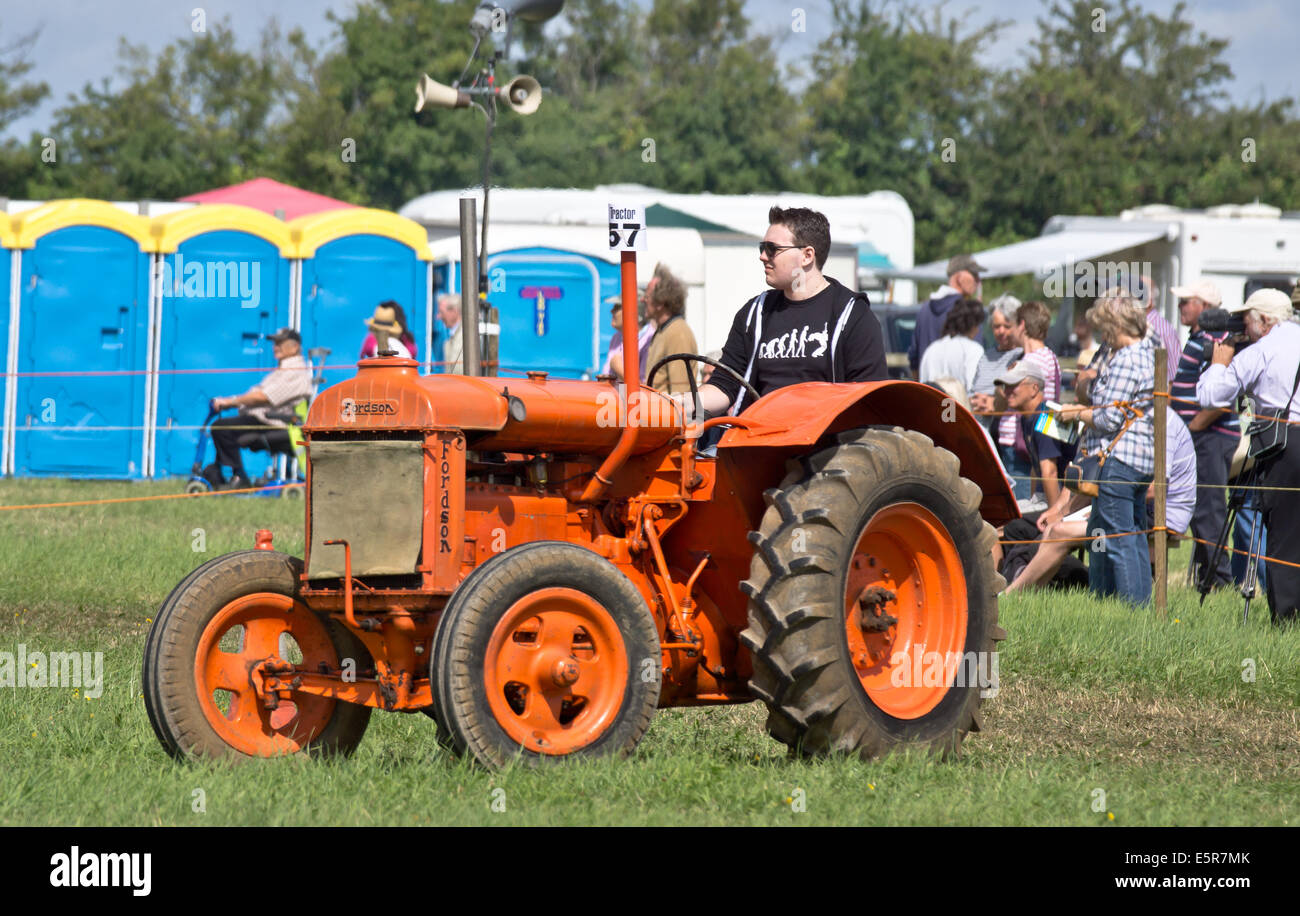 Ein Fordson Oldtimer-Traktor auf dem Display auf die Böcke Jahrmarkt Stockfoto