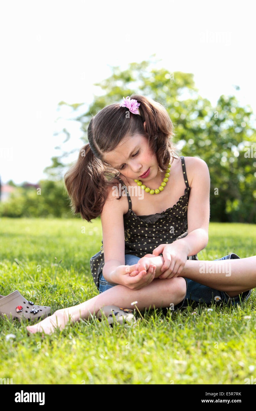 7 Jahre altes Mädchen mit schmerzhaften Fuß. Stockfoto