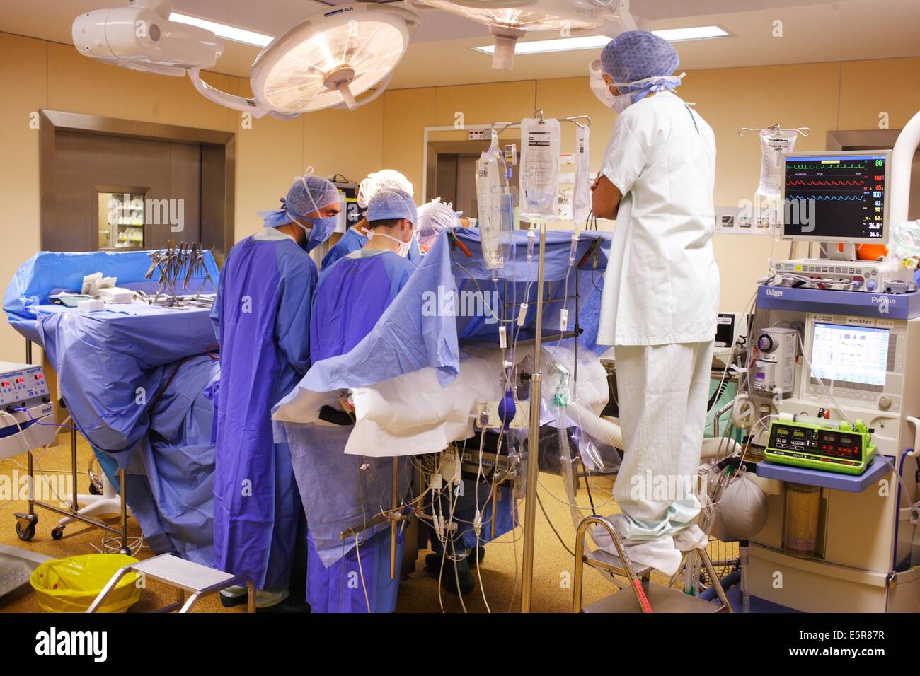 Medizinstudent beobachten chirurgischen Eingriff, Brust- und Herz-Kreislauf-Abteilung für Chirurgie, Krankenhaus in Limoges, Frankreich. Stockfoto