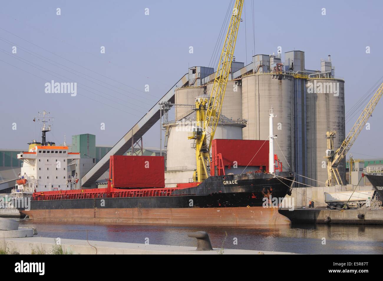 Venedig, Italien, industriellen Bereich von Porto Marghera, Entladen von Getreide von einem Schiff zu Silos einer Mühle Stockfoto