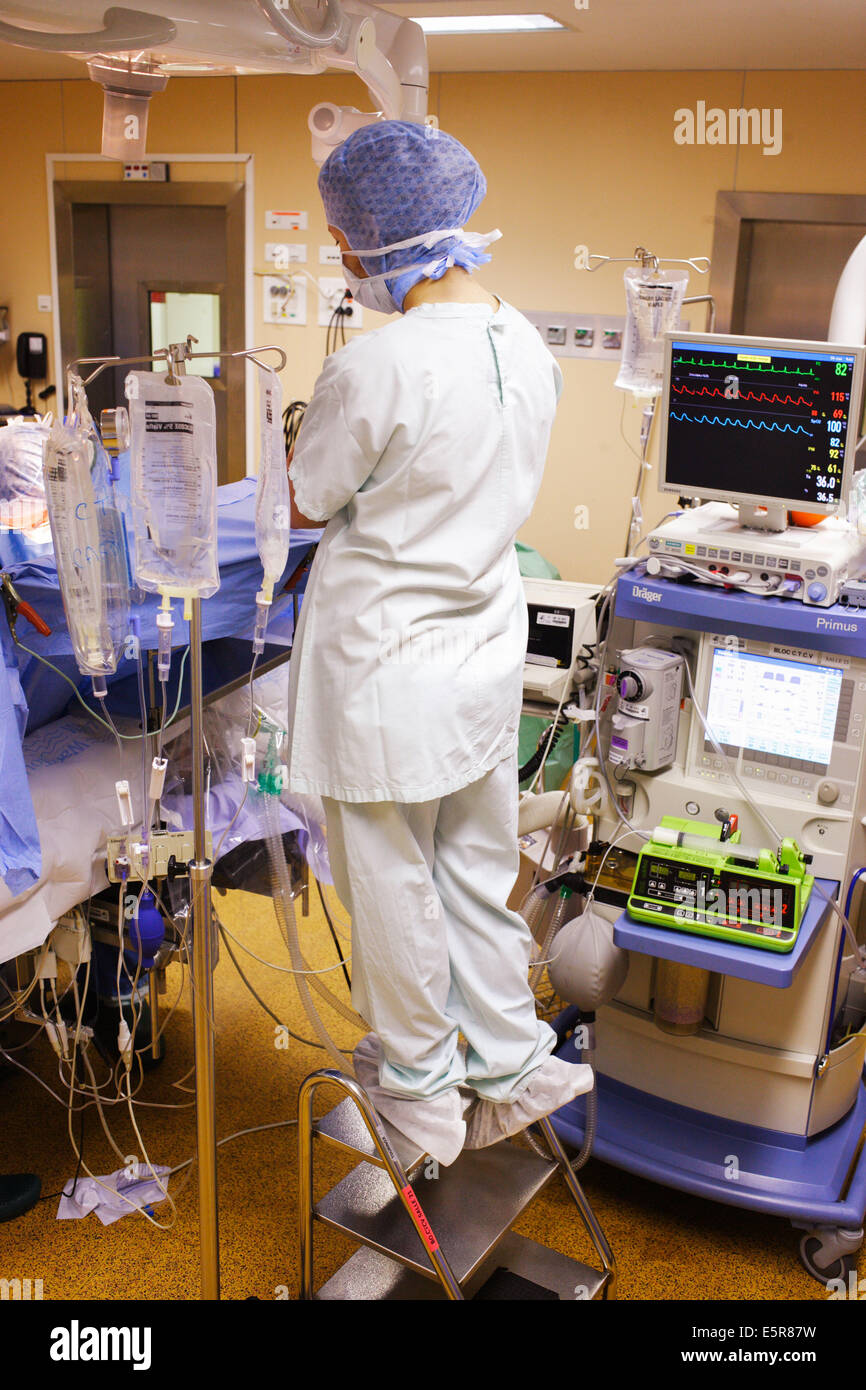 Medizinstudent beobachten chirurgischen Eingriff, Brust- und Herz-Kreislauf-Abteilung für Chirurgie, Krankenhaus in Limoges, Frankreich. Stockfoto