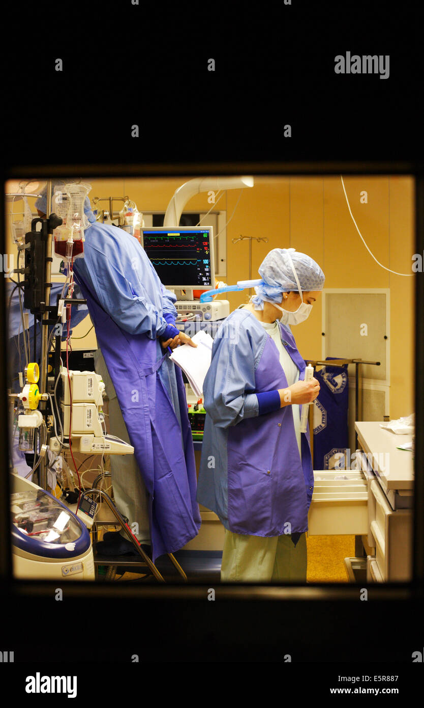 Anästhesist bei Theater, Thoracic und Herz-Kreislauf-Abteilung für Chirurgie, Krankenhaus in Limoges, Frankreich. Stockfoto