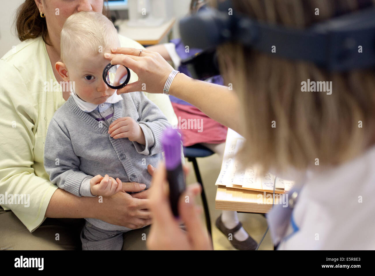 Augenarzt untersucht das Innere des Auges eines Babys mit einem Ophthalmoskop Bordeaux Krankenhaus, Frankreich. Stockfoto