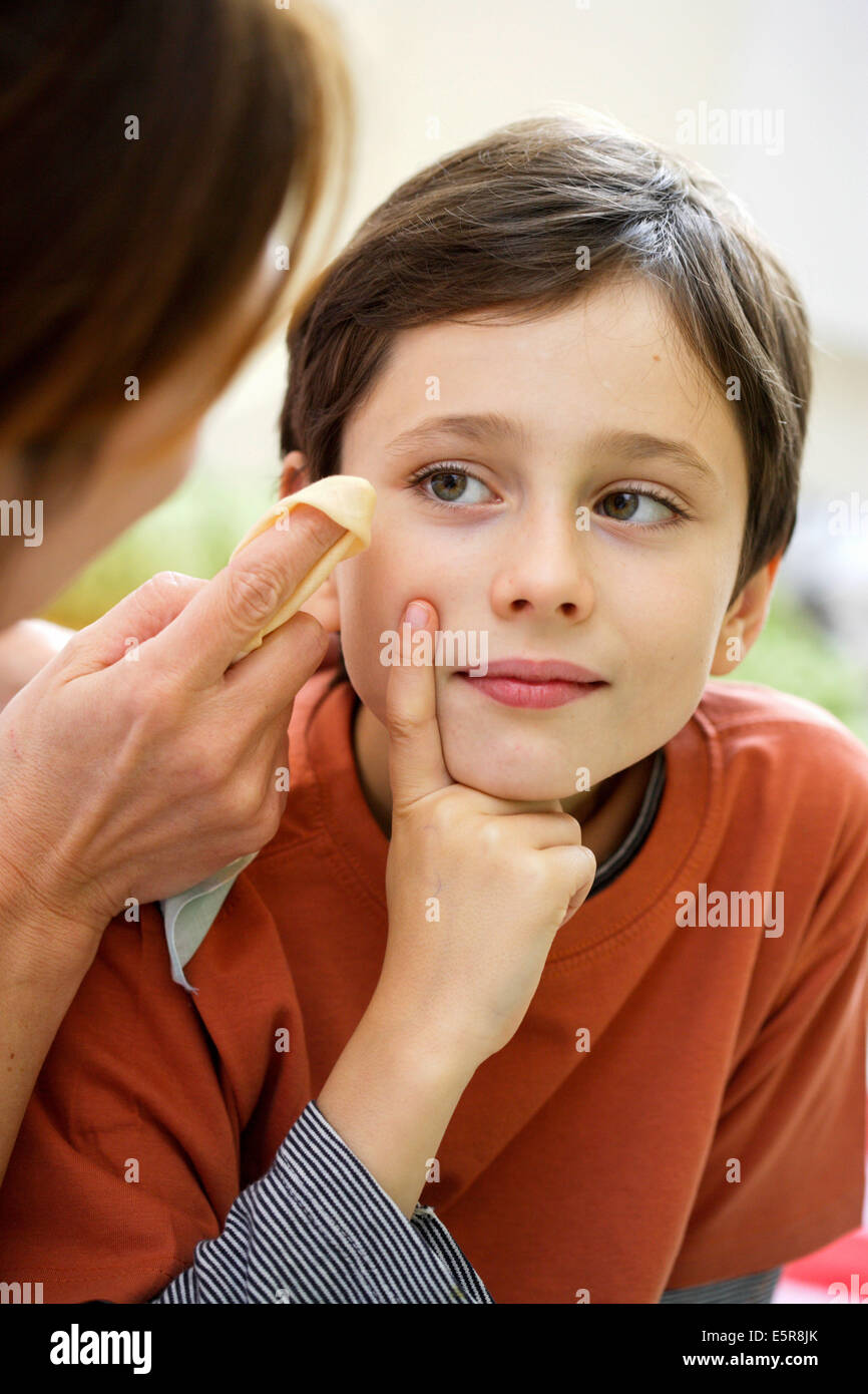 Kind mit Staub in die Augen. Stockfoto