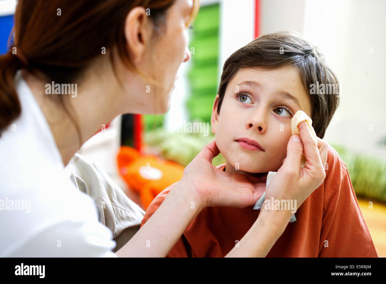 Kind mit Staub in die Augen. Stockfoto