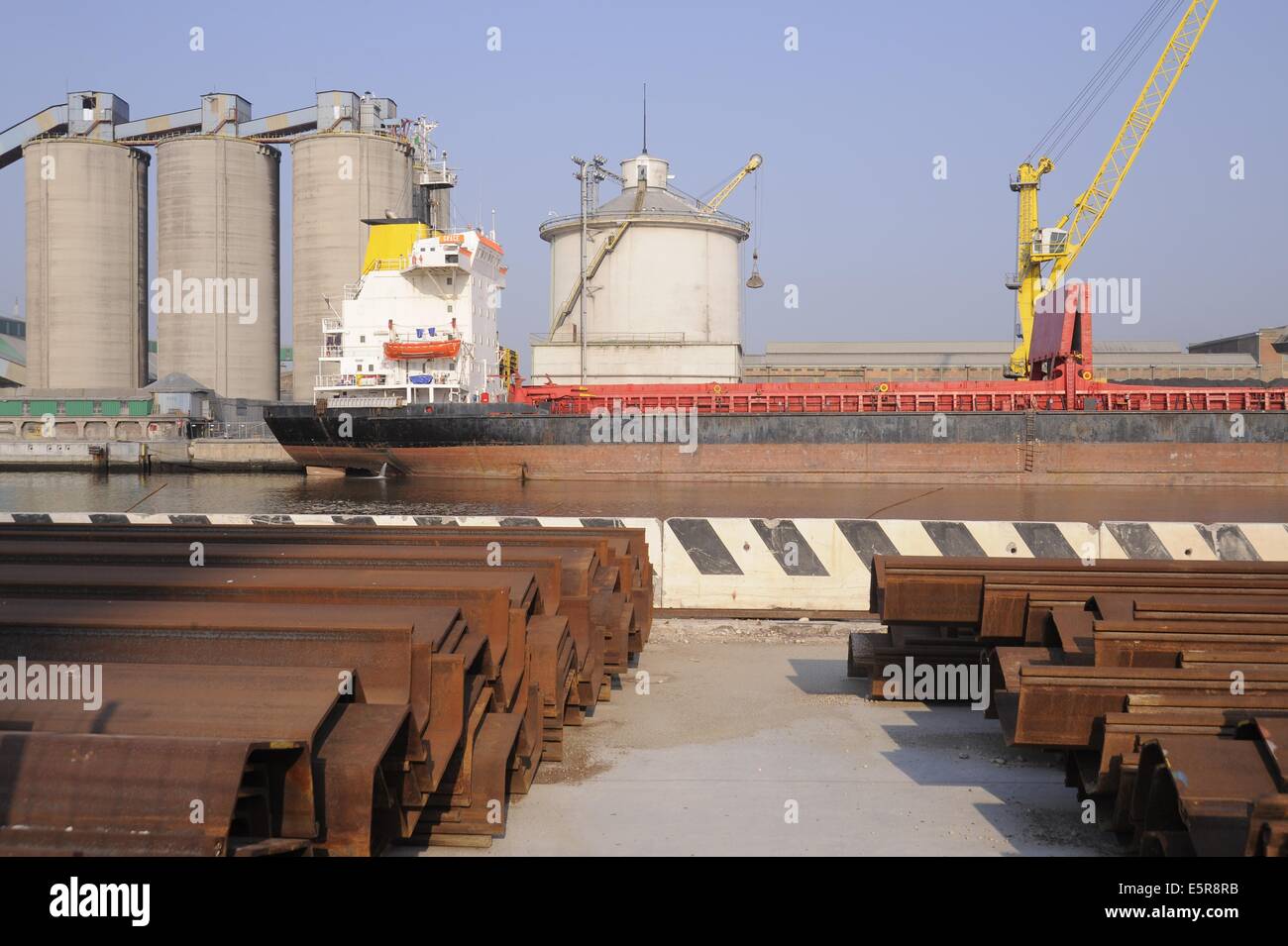 Venedig, Italien, industriellen Bereich von Porto Marghera, Entladen von Getreide von einem Schiff zu Silos einer Mühle Stockfoto