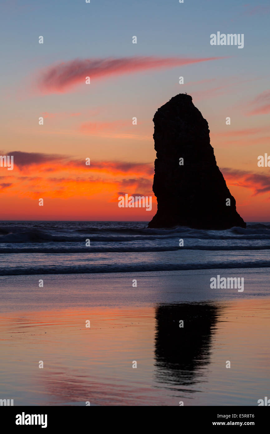 Die Canon Strand Heuhaufen bei Sonnenuntergang an der Küste von Oregon, USA. Stockfoto