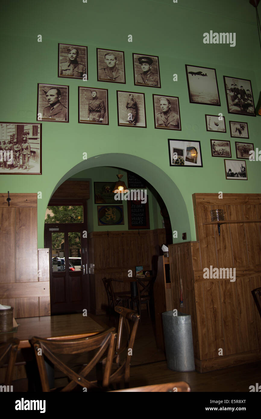 Restaurant der Fallschirmjäger von Heydrich Märtyrer-Denkmal und die Kathedrale von St. Cyril und Metodej, Prag, Tschechische Republik Stockfoto