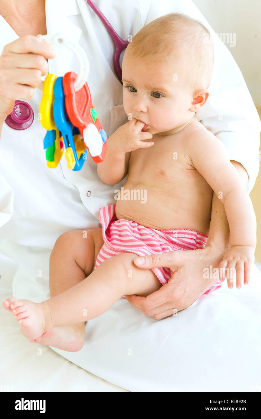 7 Monate altes Baby mit Kinderarzt. Stockfoto