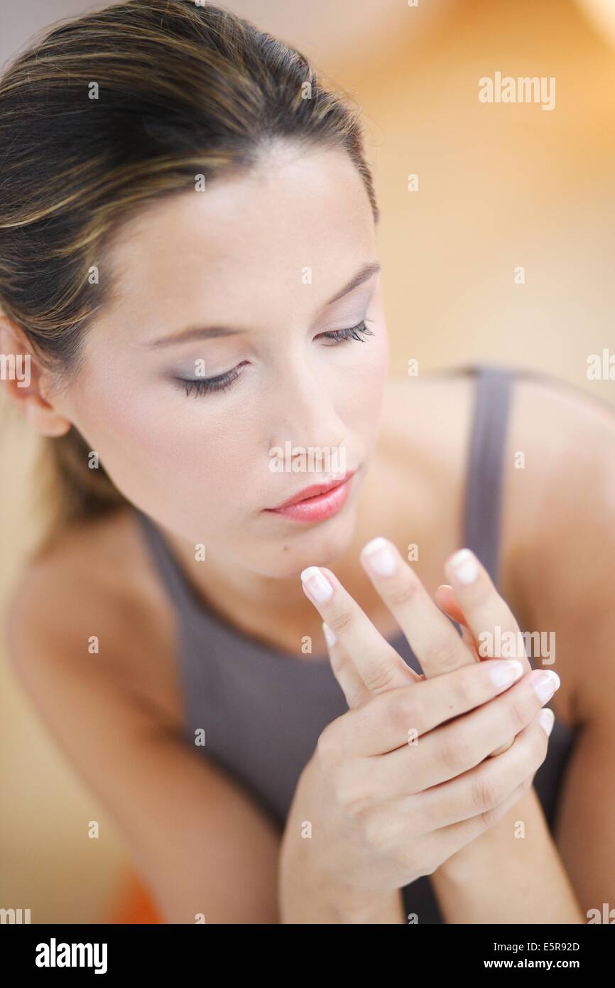 Frau mit schmerzhaften Finger und Handgelenk. Stockfoto