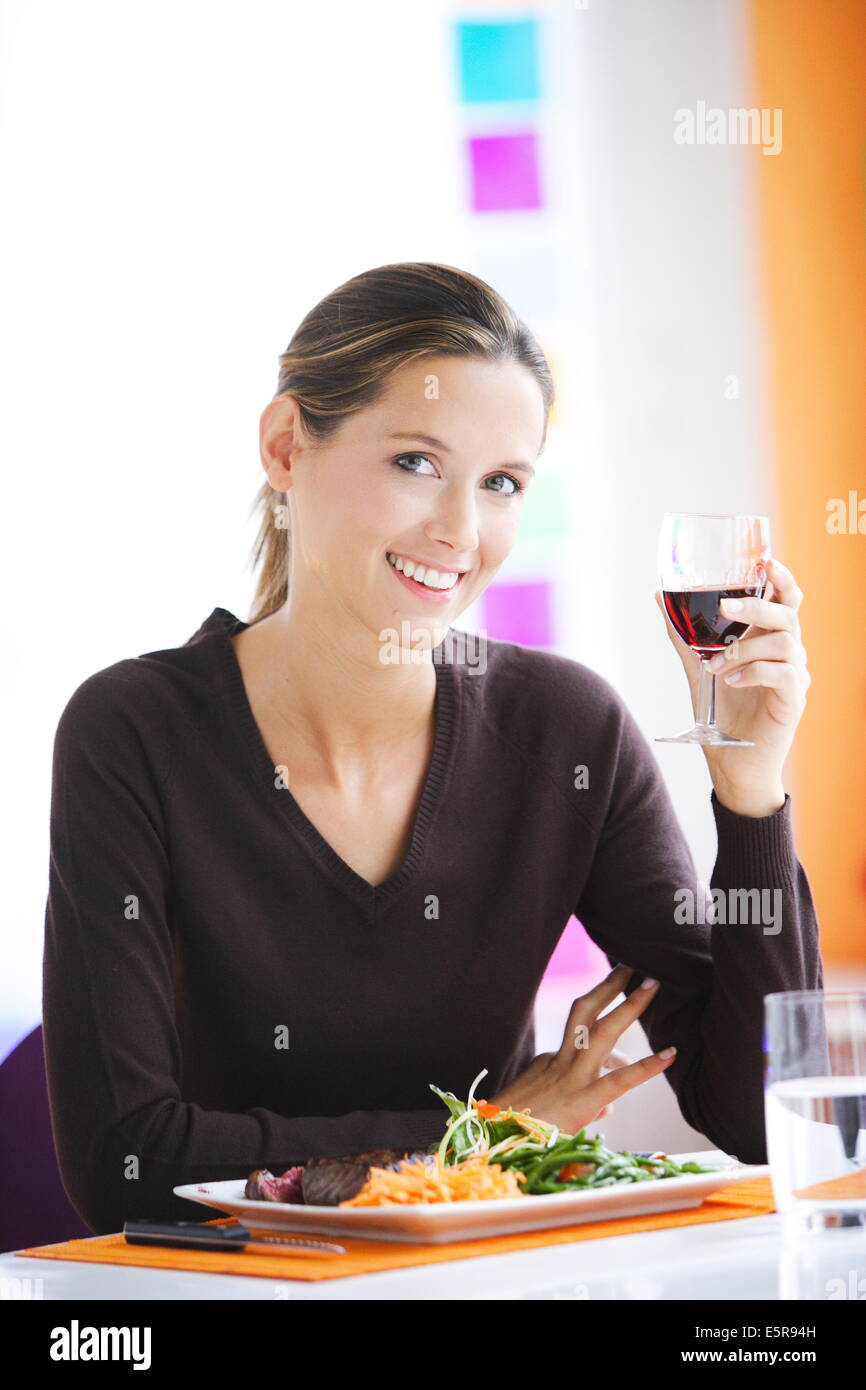 Frau beim Mittagessen. Stockfoto