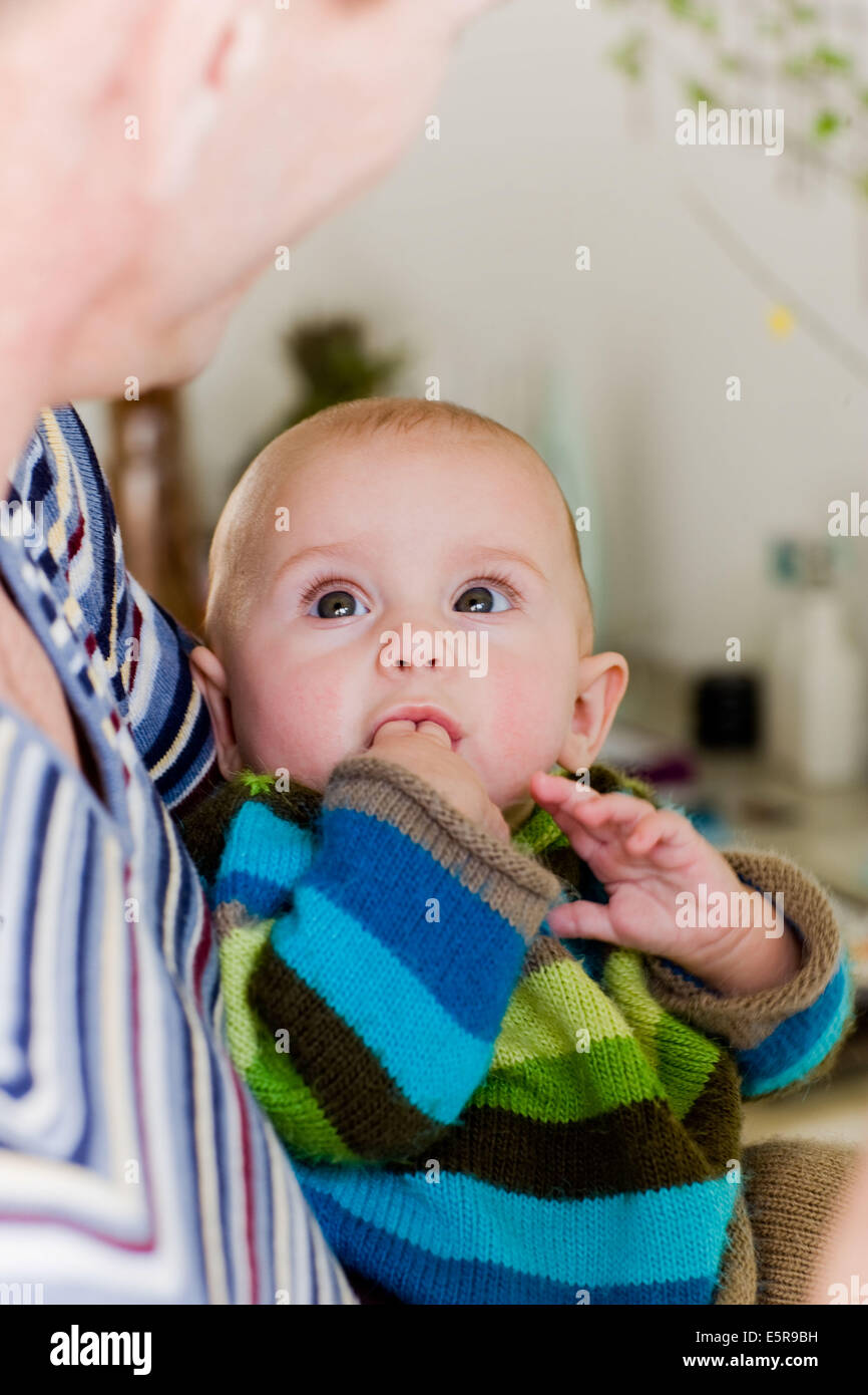 5 Monate altes Baby und Vater. Stockfoto