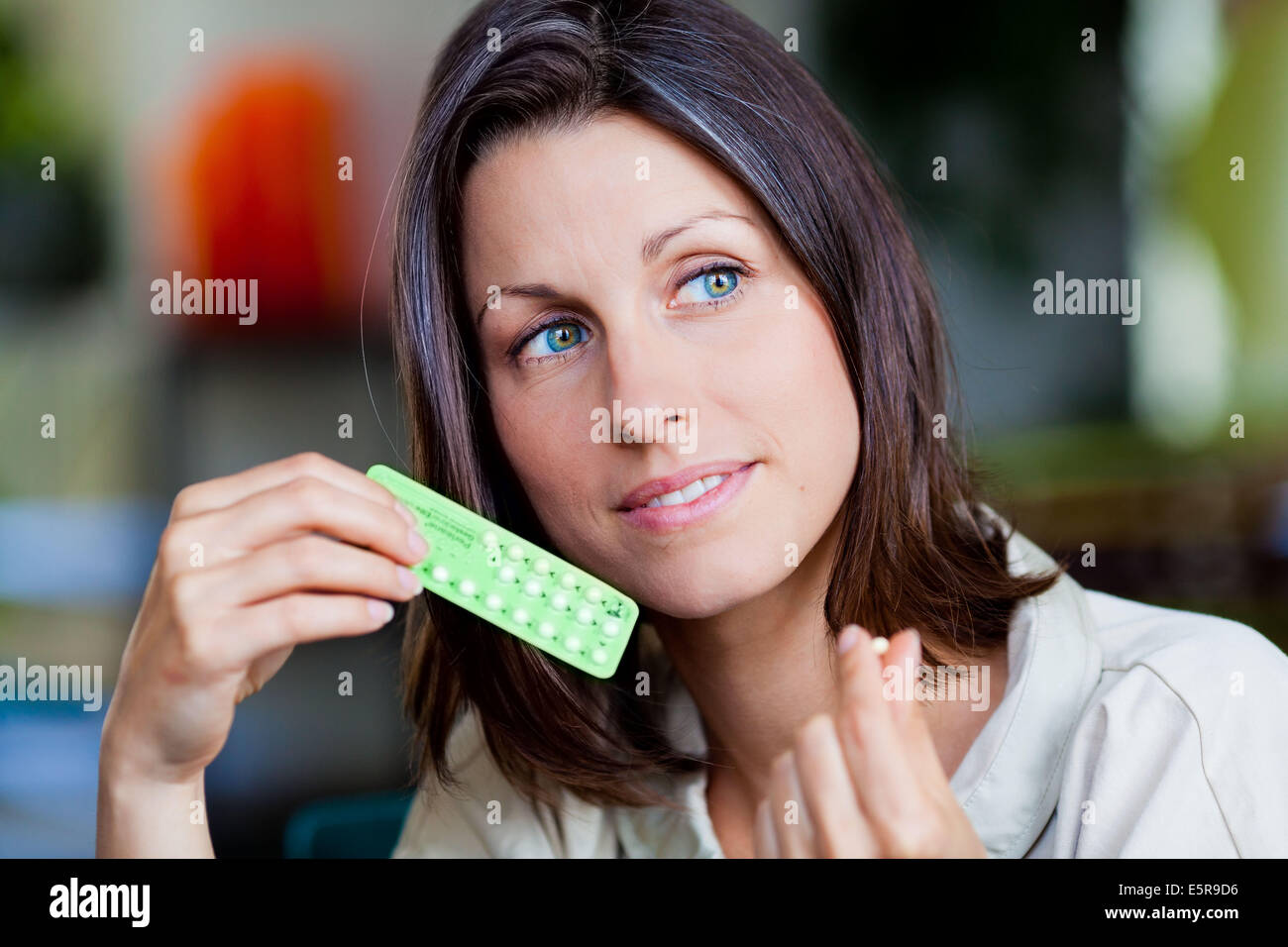 Frau mit empfängnisverhütenden Pillen. Stockfoto
