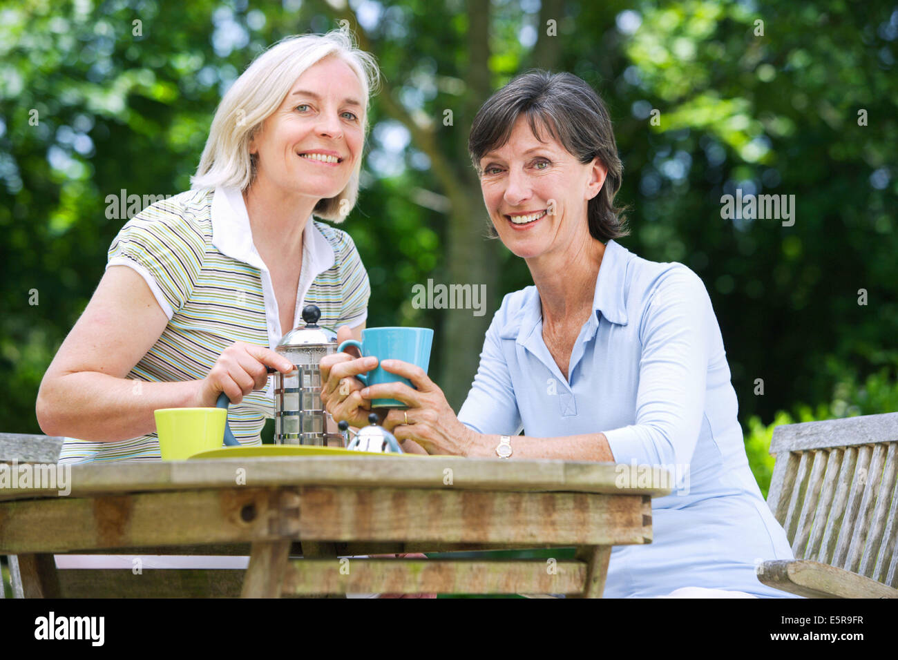Zwei ältere Frauen, die Kaffee draußen. Stockfoto