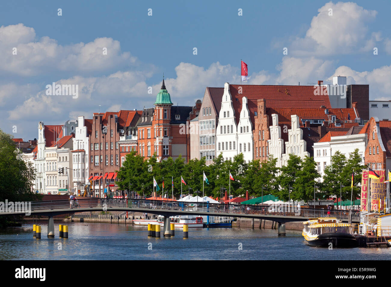 Blick über den Fluss Trave an Obertrave in der Hansestadt Lübeck, Schleswig-Holstein, Deutschland Stockfoto