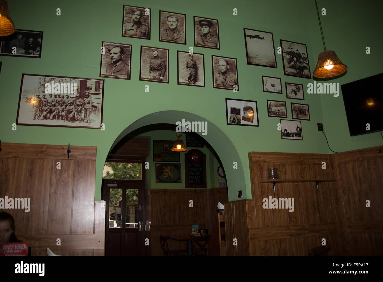 Restaurant der Fallschirmjäger von Heydrich Märtyrer-Denkmal und die Kathedrale von St. Cyril und Metodej, Prag, Tschechische Republik Stockfoto