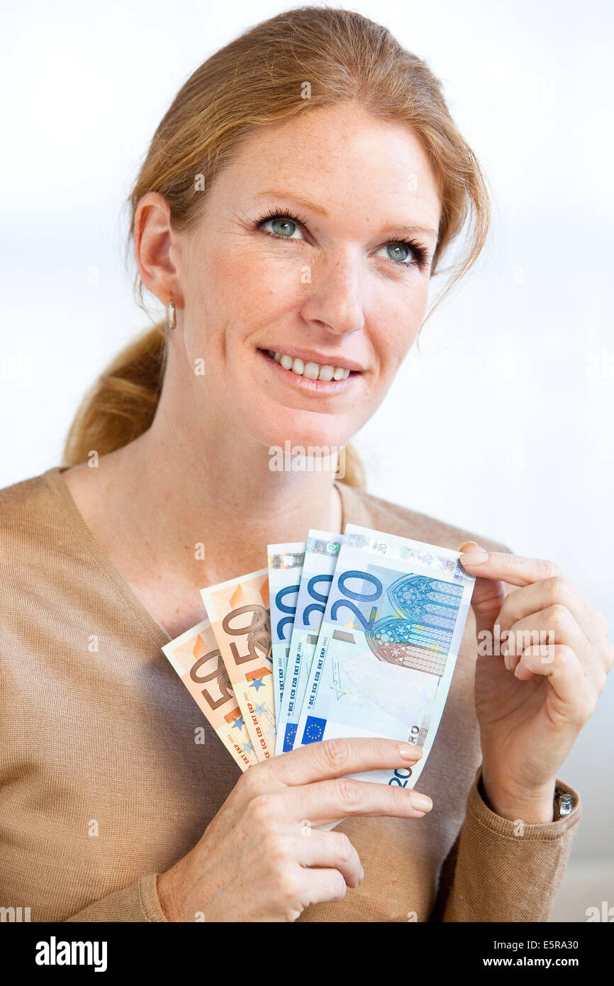 Frau mit Euro-Banknoten. Stockfoto