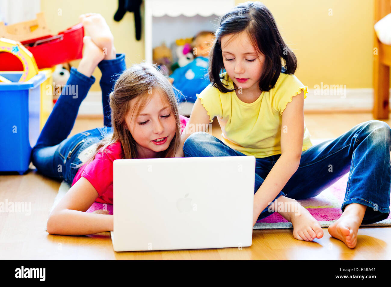 7 und 11 Jahre alten Schwestern mit Laptop-Computer. Stockfoto