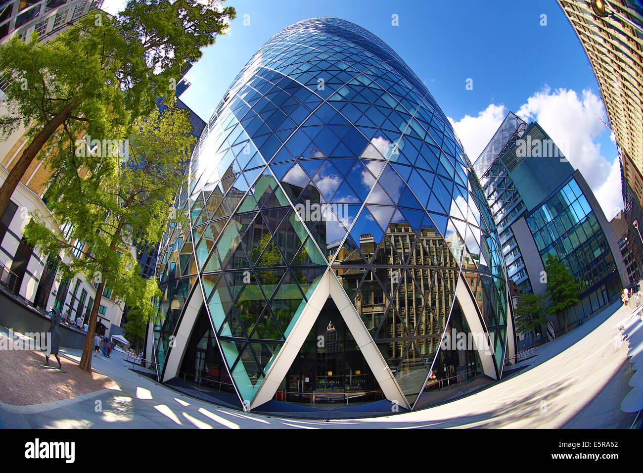 30 St Mary Axe (ehemals Swiss Re Gebäude) besser bekannt als die Gurke, Hochhaus, Bürogebäude, London, England Stockfoto