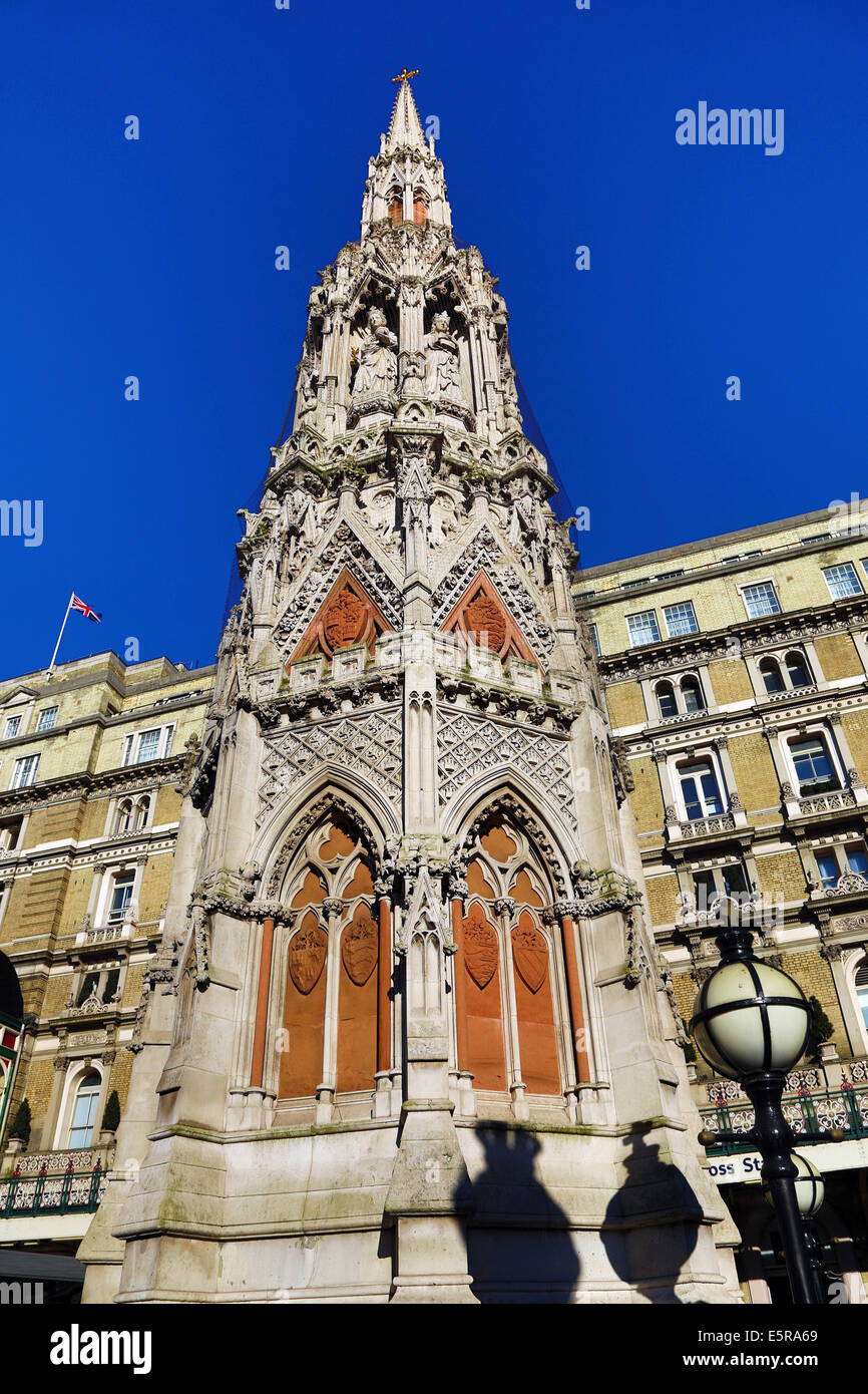 Ersatz von Eleanor Cross Denkmal am Bahnhof Charing Cross, London, England. Stockfoto