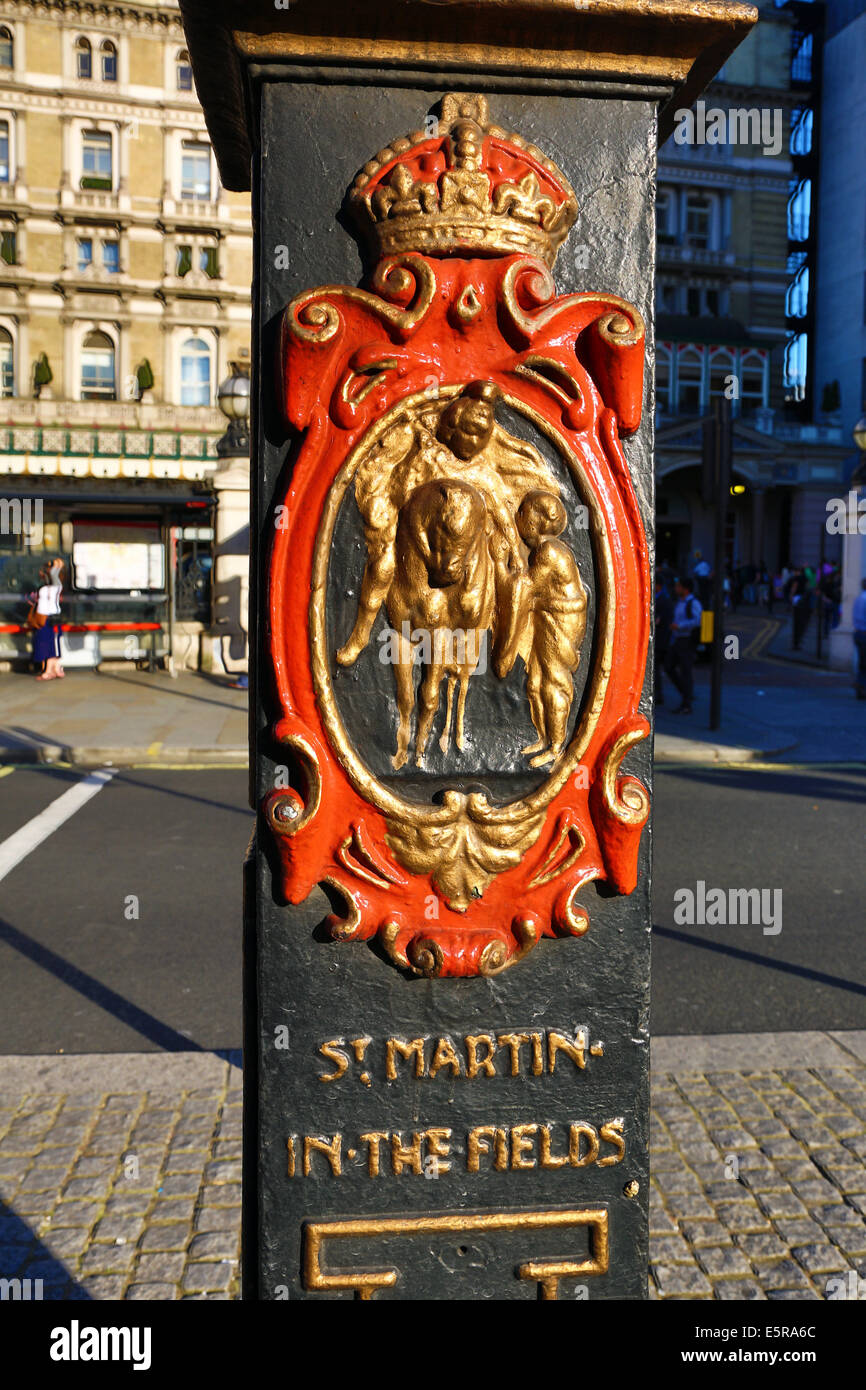 St Martins in den Bereichen Haube auf einen Laternenpfahl in Charing Cross, London, England. Stockfoto