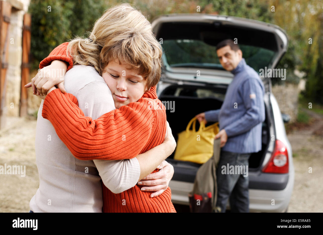 12 Jahre alter Junge seiner Mutter umarmt. Stockfoto