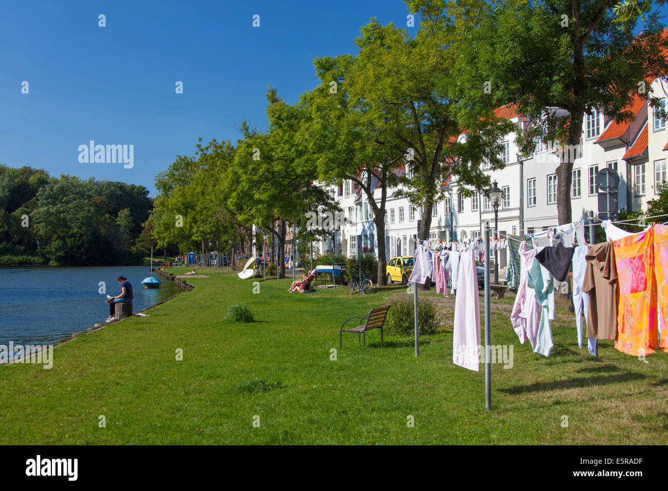 Wäsche trocknen im Wind entlang der Trave an Obertrave in der Hansestadt Lübeck, Schleswig-Holstein, Deutschland Stockfoto