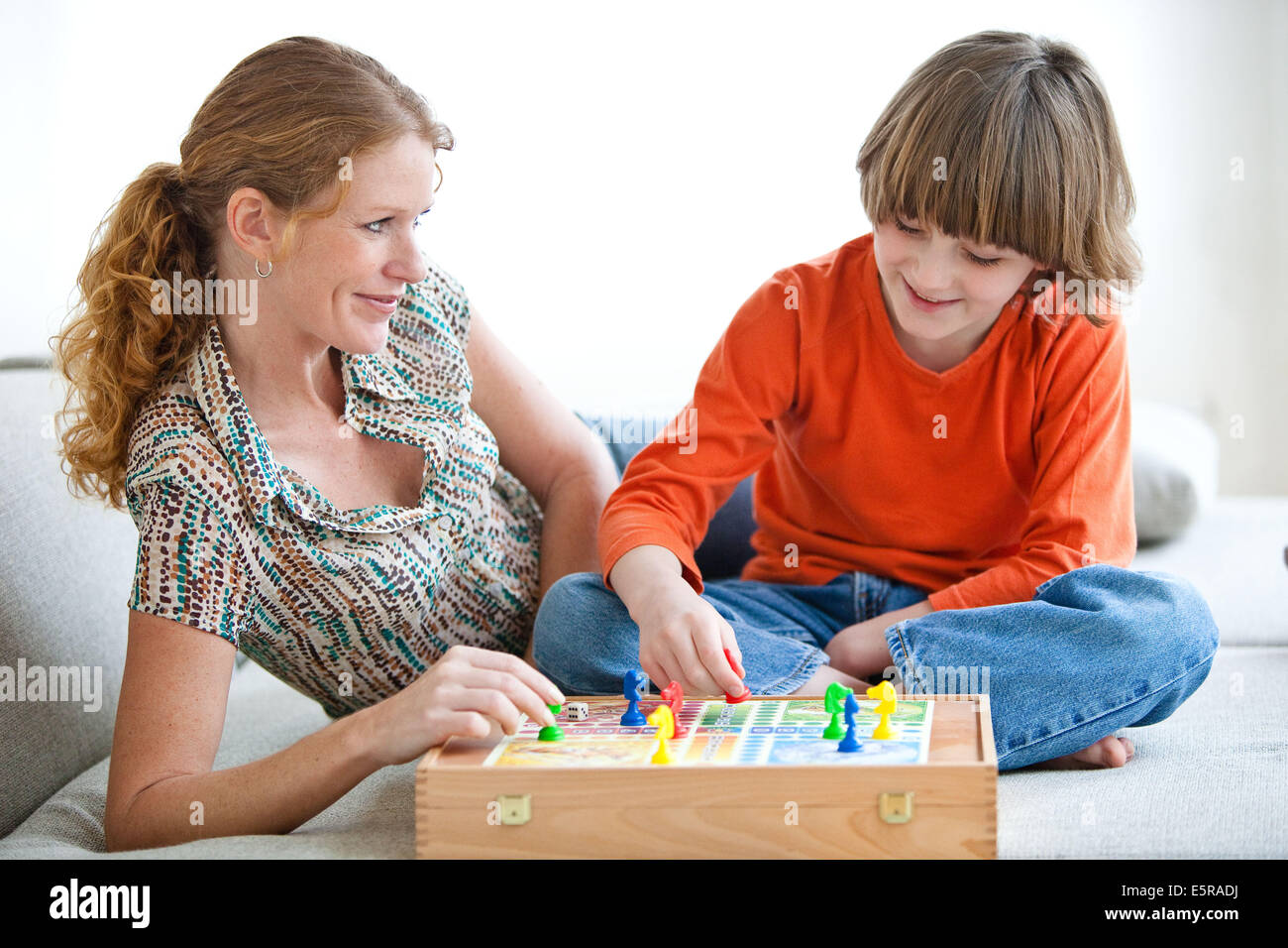 Mutter und 9 Jahre altes Kind zu spielen. Stockfoto