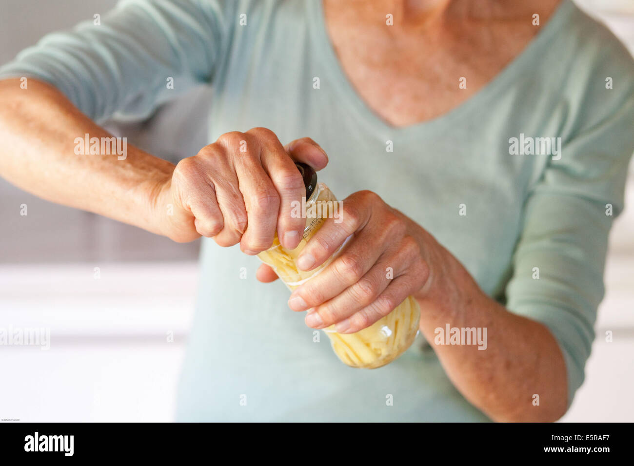Weibliche Abschrauben des Deckels eine JAR-Datei. Stockfoto