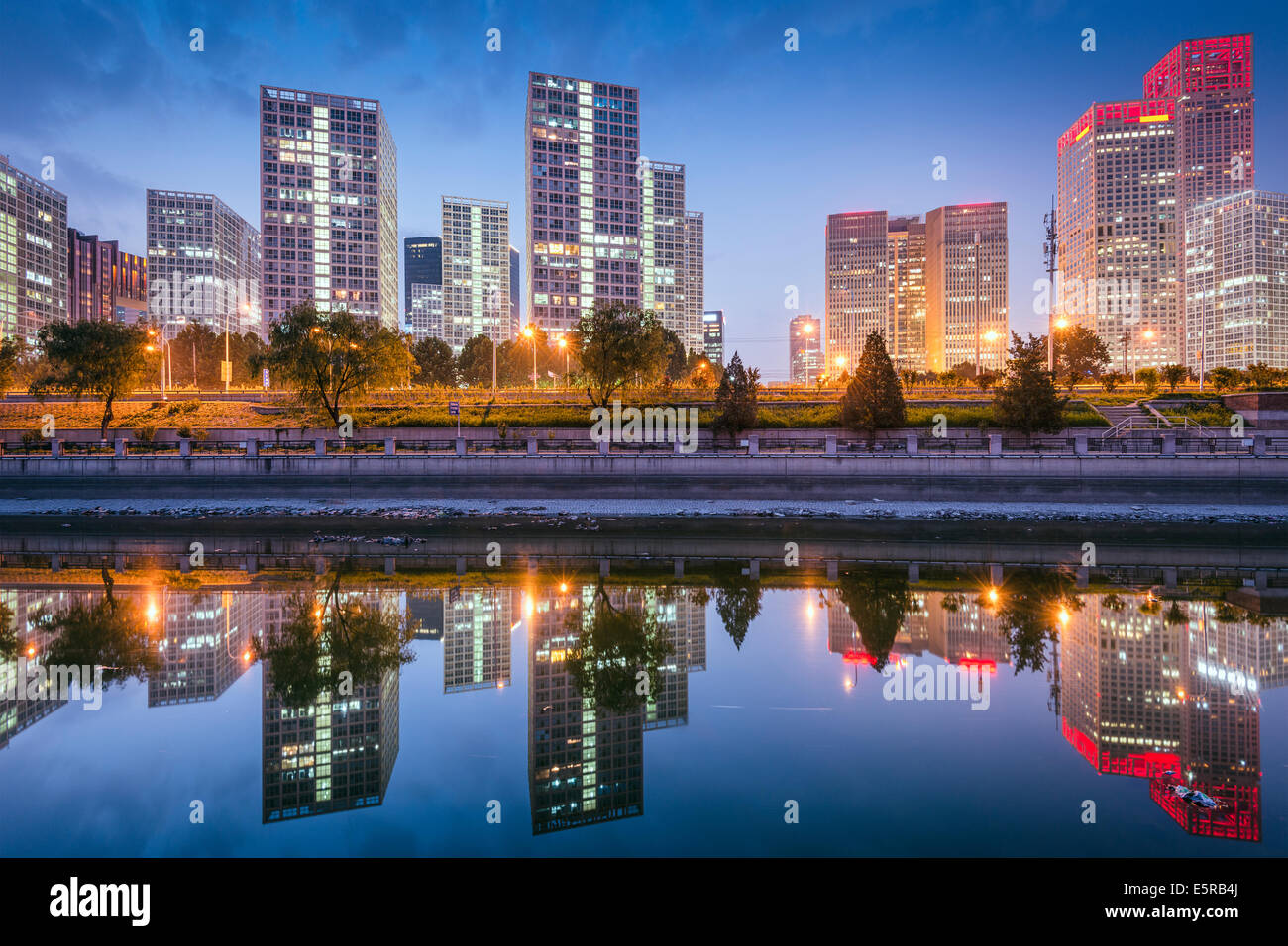 Peking, China-Skyline im central Business District. Stockfoto