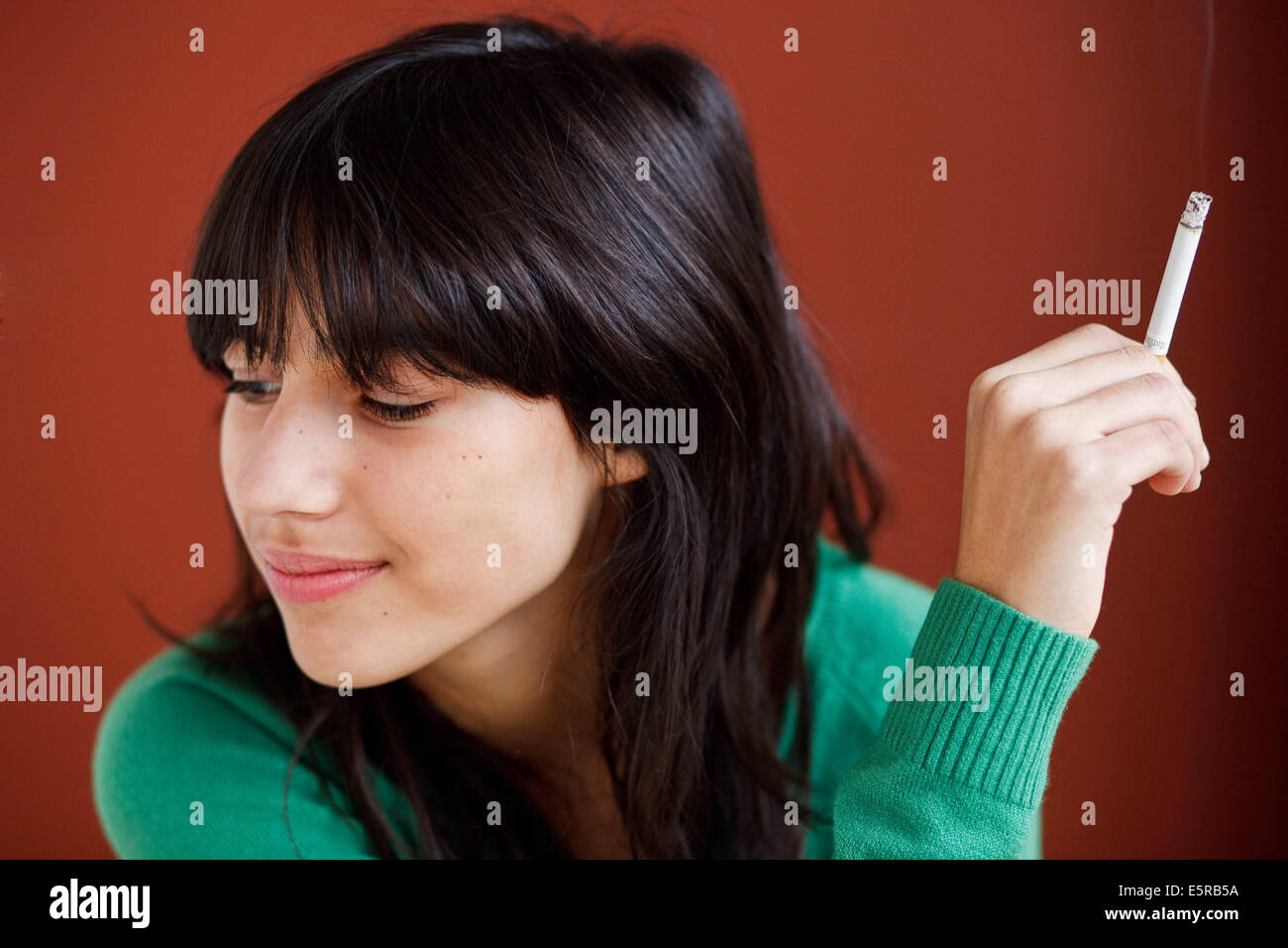 Teenager-Mädchen Rauchen einer Zigarette. Stockfoto