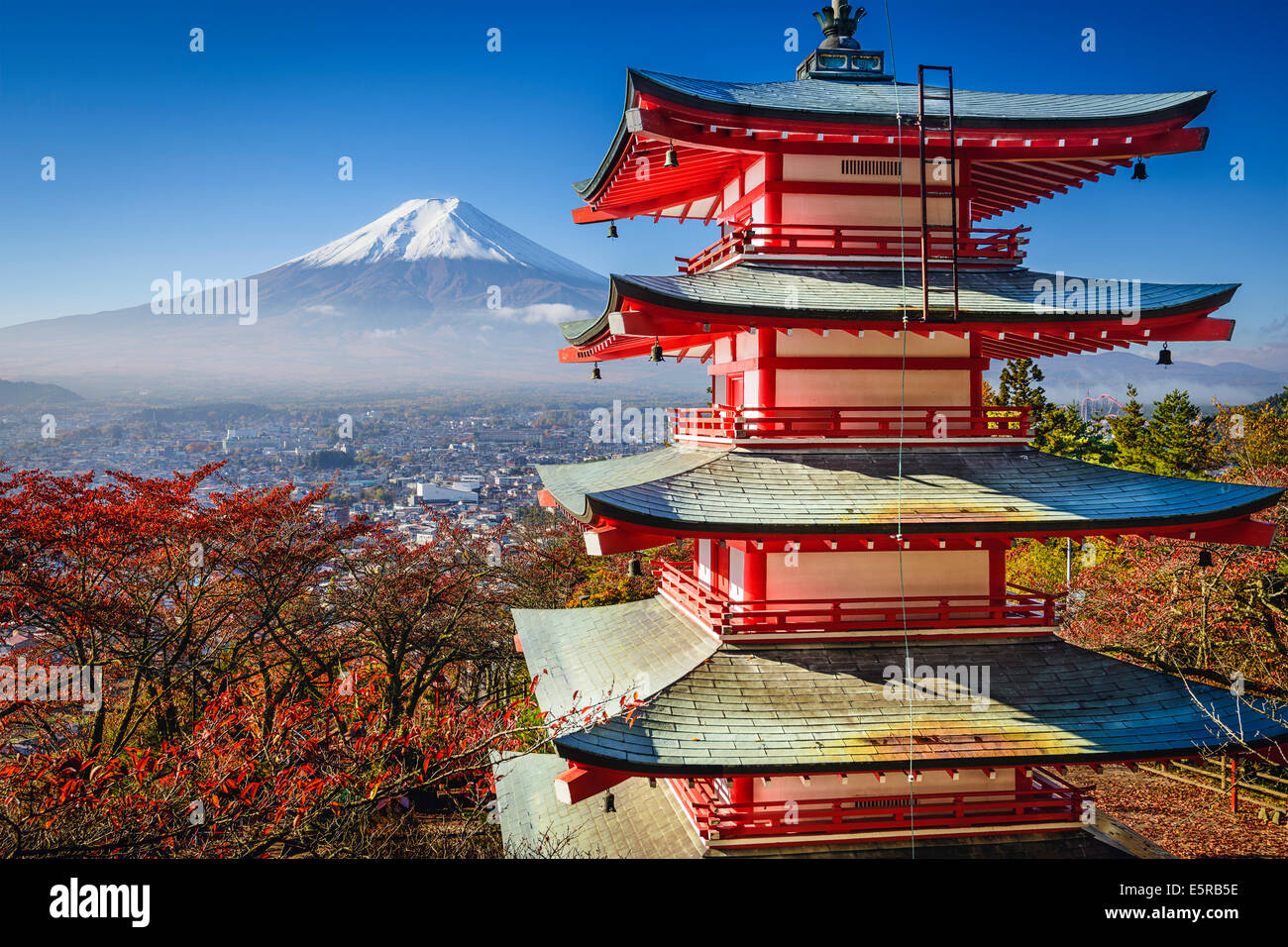 Mt. Fuji und Pagode in der Herbstsaison in Japan. Stockfoto
