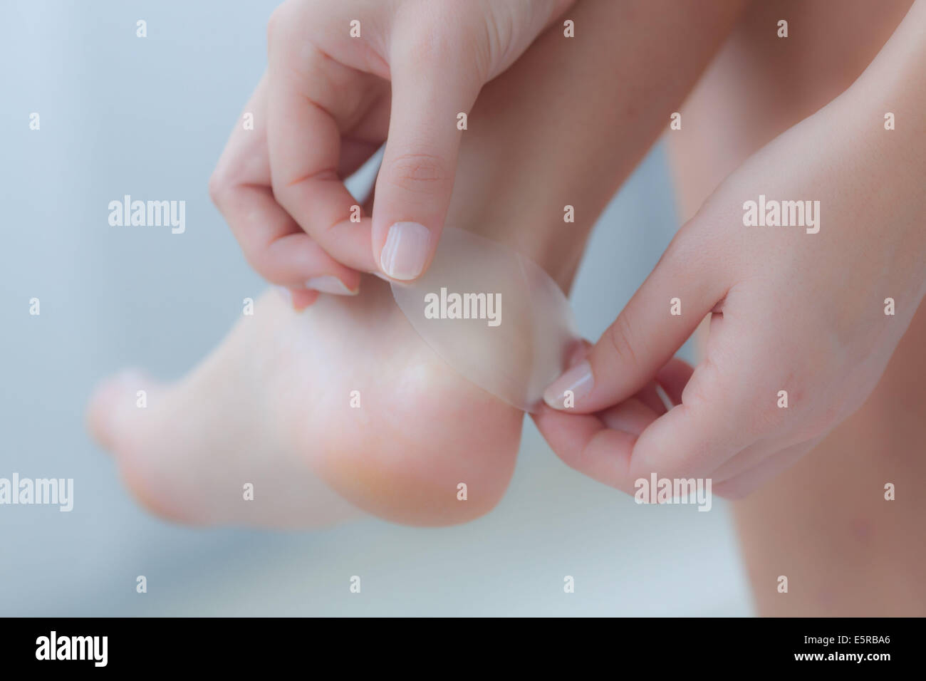 Frau, einen synthetische Haut Verband auf ihrer Ferse. Stockfoto