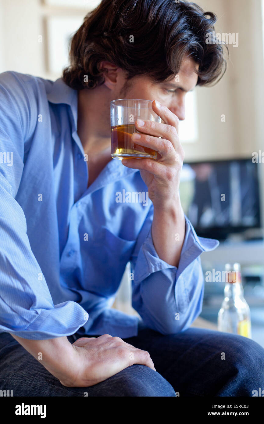 Mann, Alkohol zu trinken. Stockfoto