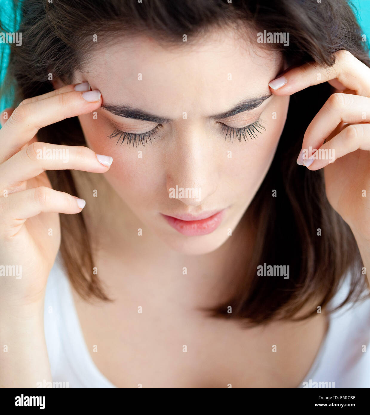 Frau, die unter Kopfschmerzen leiden. Stockfoto