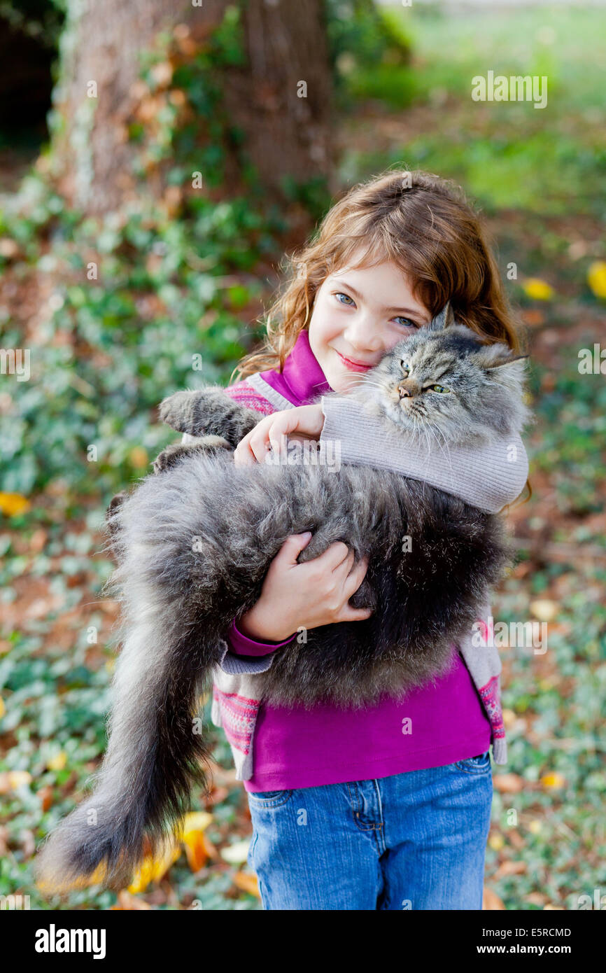 7 Jahre altes Mädchen mit einer Katze. Stockfoto