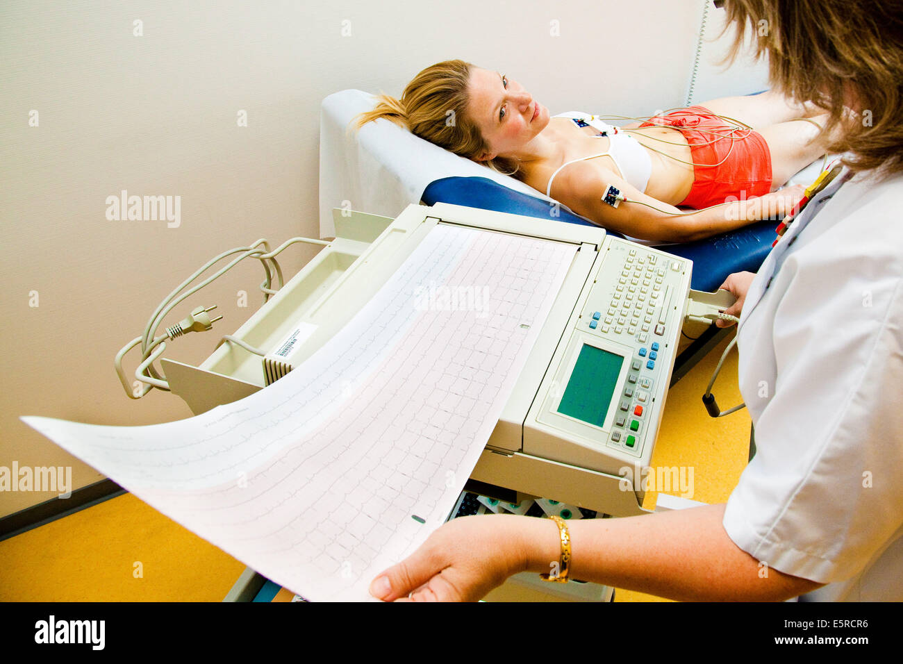 Frau eine Elektrokardiographie (EKG) Untersuchung, Abteilung für Kardiologie, Krankenhaus Pitie Salpetriere, Paris, Frankreich. Stockfoto