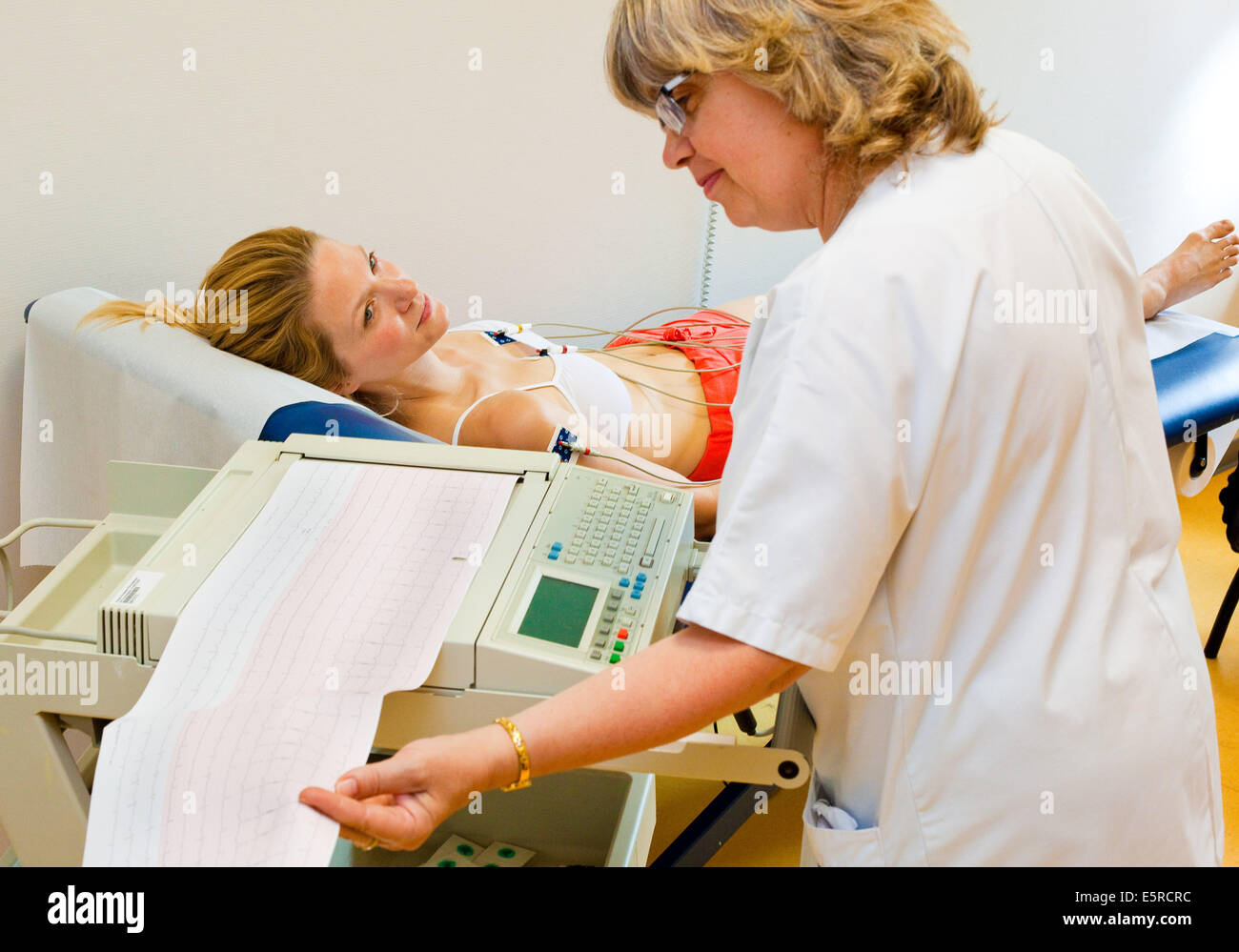 Frau eine Elektrokardiographie (EKG) Untersuchung, Abteilung für Kardiologie, Krankenhaus Pitie