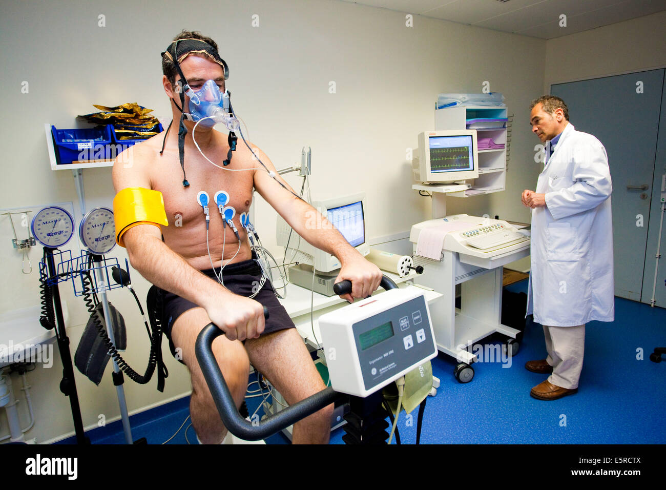 Mann im Herz-Stress-Test und Lungenfunktionstest, Abteilung für Kardiologie, Krankenhaus Pitie Salpetriere, Paris, Frankreich. Stockfoto