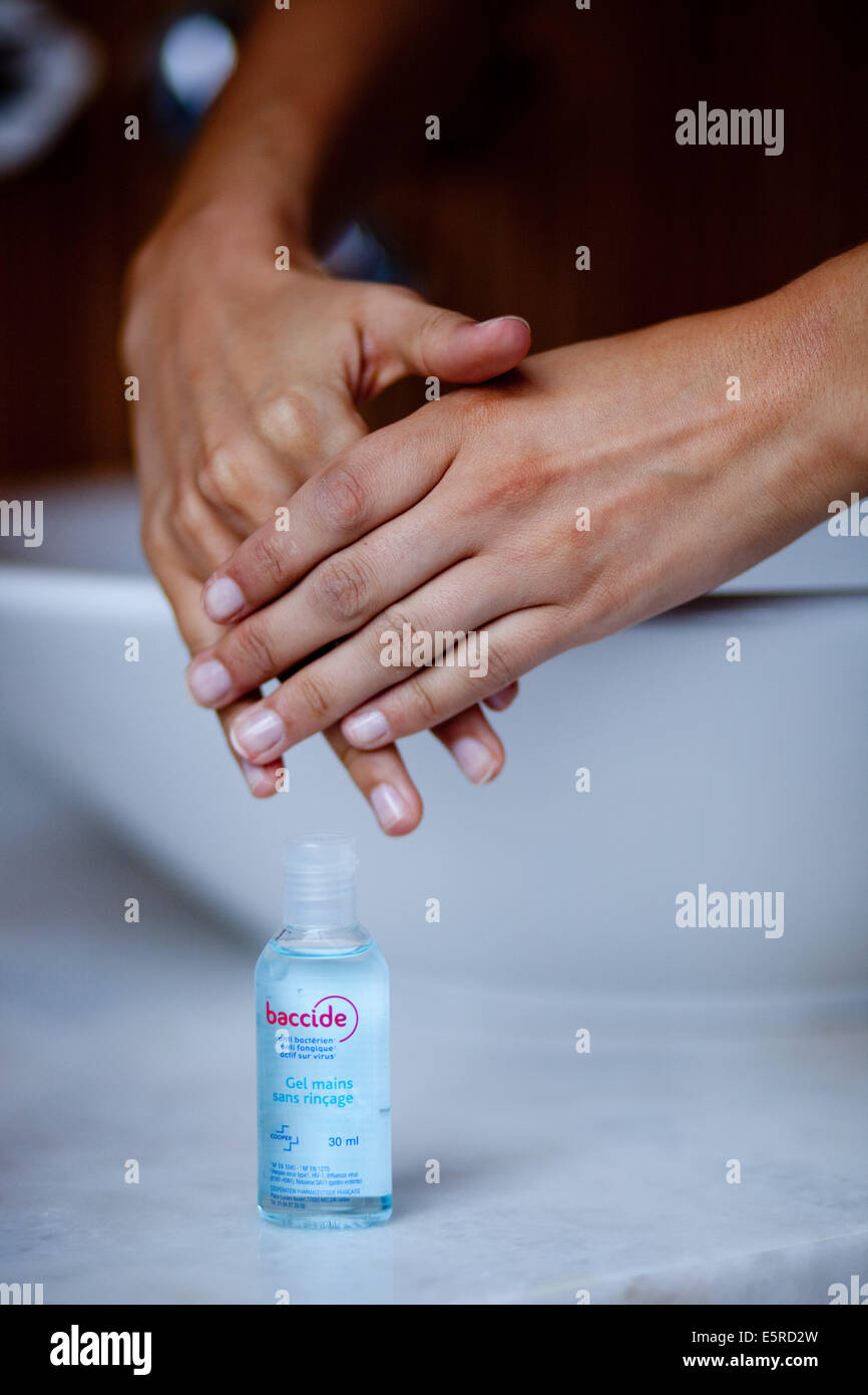 Frau, Reinigung ihrer Hände mit hydroalkoholischen Gel. Stockfoto