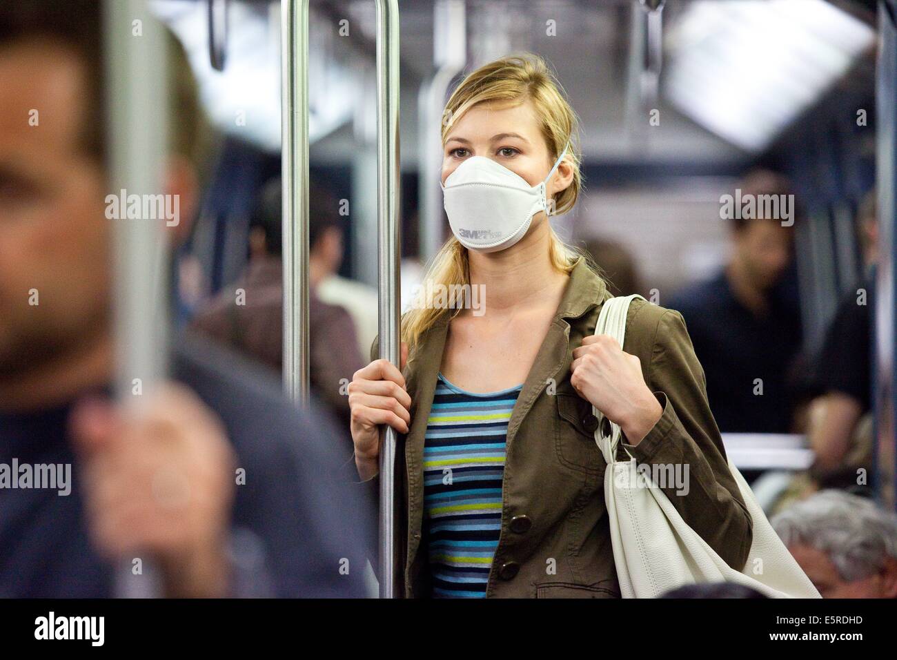 Frau trägt eine Atemmaske schützende in u-Bahn. Stockfoto